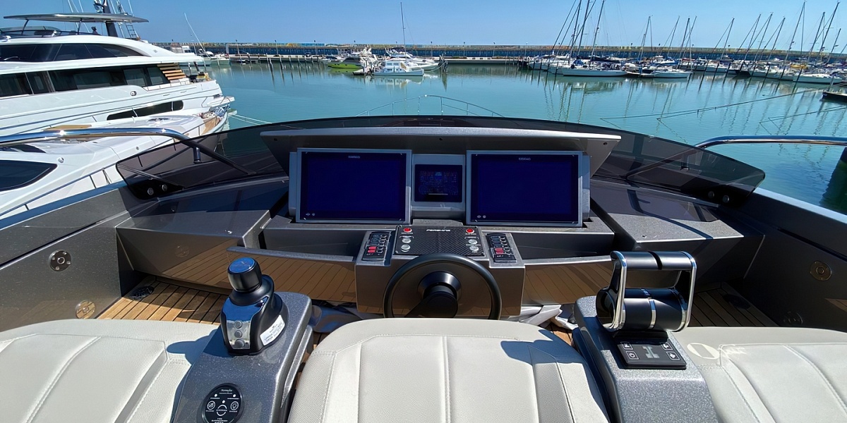 Продается моторная яхта PERSHING 8X 2022г.